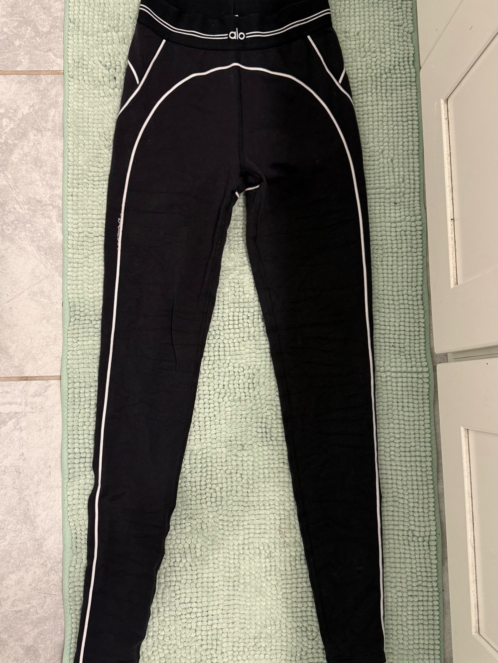 ALO Yoga Black Leggings AND sports bra with White Trim - Picture 3 of 7